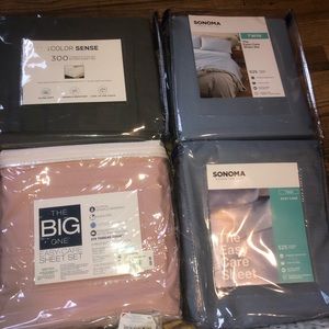 TWIN FLAT SHEETS 525 TREAD COUNT!!!! (2) BEAUTIFUL BLUE!!!! 7 TWIN FLAT SHEETS!!